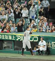 ９回、三振に倒れるも、スタンドの大声援に応えながらベンチに戻る巨人・阿部慎之助＝甲子園（撮影・高部洋祐）