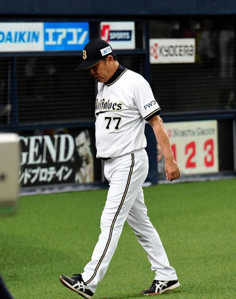 　７回、投手交代を告げベンチに戻るオリックス・西村監督