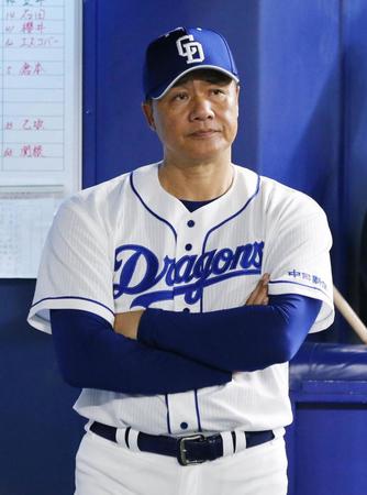 　８回、リードを許す展開に、ベンチで厳しい表情の中日・与田監督＝ナゴヤドーム