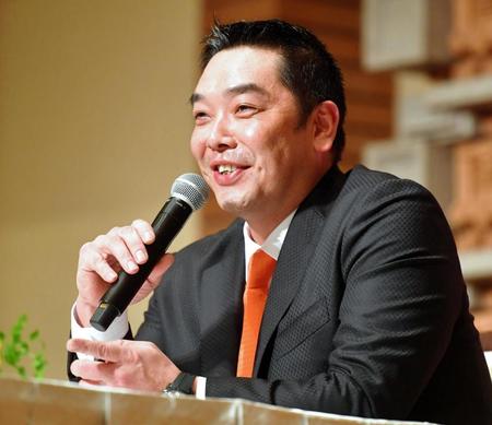 「もっと泣ける質問をしろよ！」と報道陣をからかう巨人・阿部慎之助＝東京都千代田区の帝国ホテル（撮影・出月俊成）