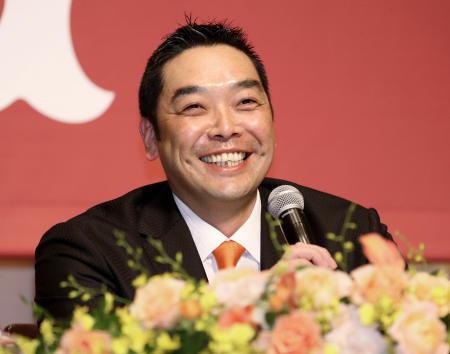 　現役引退を表明し、記者会見で笑顔を見せる巨人の阿部慎之助捕手＝２５日、東京都内のホテル