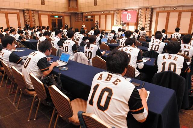 テレ朝竹内アナも…巨人・阿部の引退会見で背番号「１０」Ｔシャツ、報道陣１００人超着用