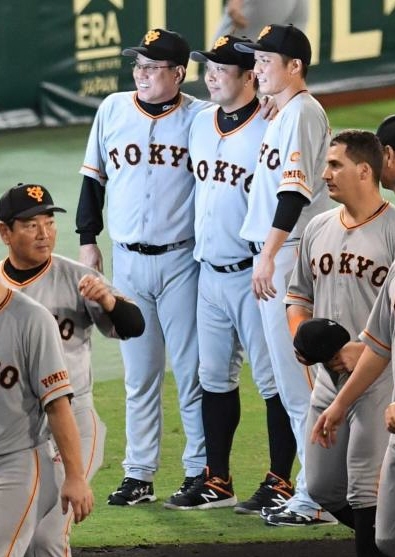 甲子園の阪神戦後、記念撮影する（中央左から）原監督、阿部、坂本勇＝２４日