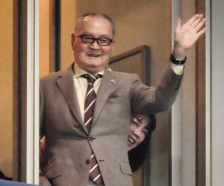 　阿部の引退試合を観戦し、バルコニーから手を振る巨人・長嶋茂雄終身名誉監督（撮影・西岡正）