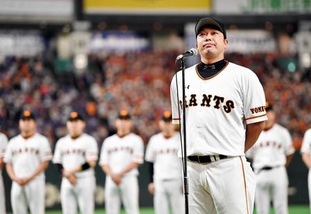 　ファンに向かってあいさつする阿部（撮影・西岡正）