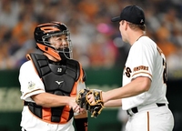 　１回、無失点に抑えたマシソン（右）と握手する阿部（撮影・西岡正）