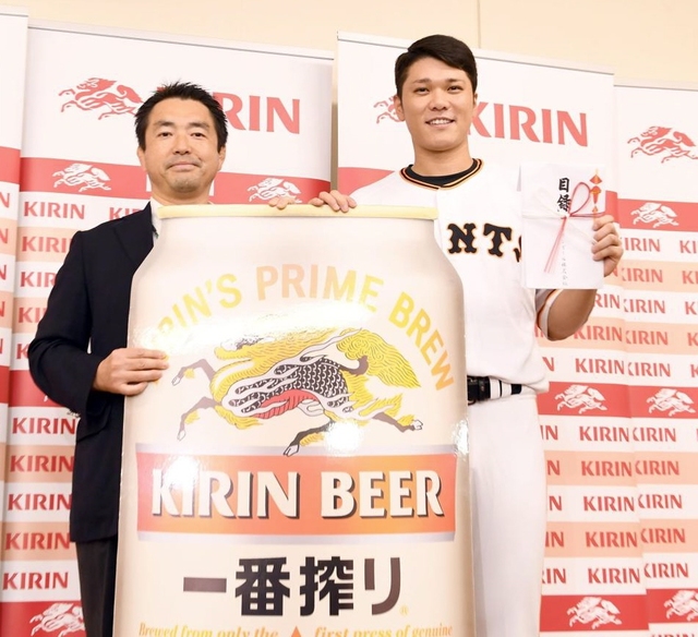 巨人・坂本勇「もう一回ビールかけができるように」看板直撃弾で賞金１００万円