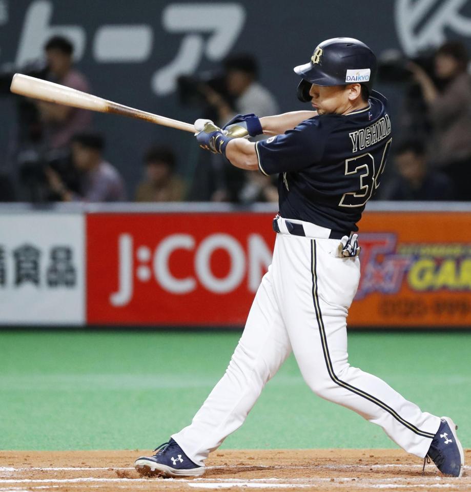 　７回、吉田正が右翼線に二塁打を放つ＝札幌ドーム