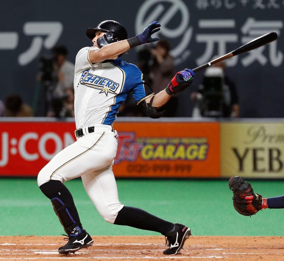 ４回日本ハム１死、大田が左越えに本塁打を放つ＝札幌ドーム