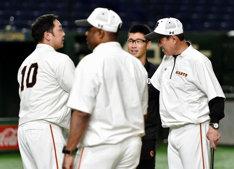 　原監督（右）と握手する阿部（撮影・西岡正）