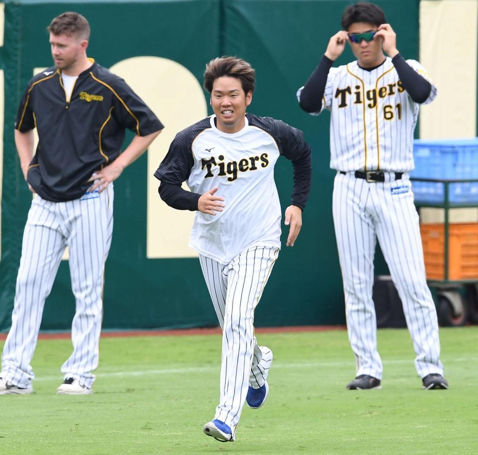 　ランニングする西（中央）＝撮影・北村雅宏