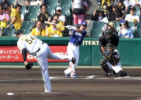 １回中日無死。阪神・メッセンジャーは中日・大島を空振り三振に打ち取る＝甲子園（撮影・山口登）