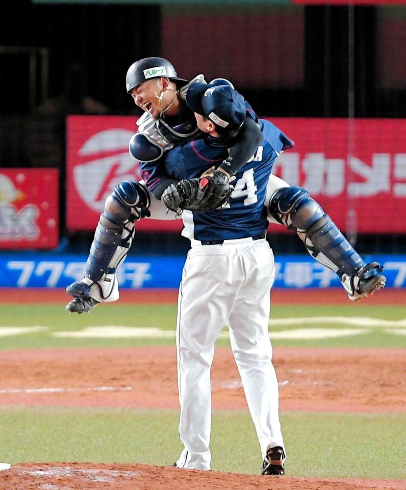 リーグ２連覇を達成し、増田に抱きついて喜ぶ捕手・森