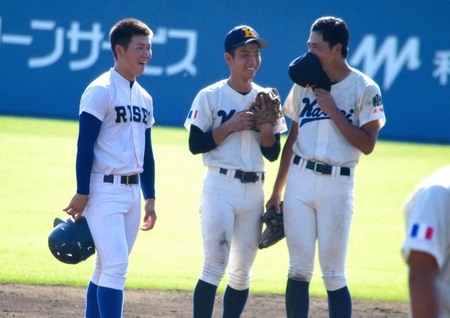 　「二塁打」の判定に笑顔を見せる西川（左）と海星の選手たち（撮影・永井優花）