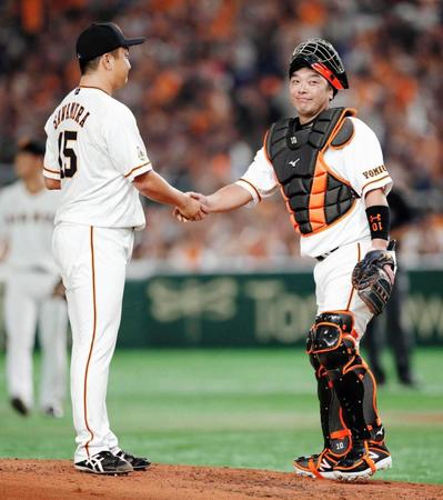 ９月２７日のＤｅＮＡ戦、沢村と握手する巨人・阿部（右）　