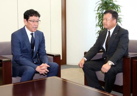 　畑佳秀オーナー（右）に今季の報告をする日本ハムの栗山監督＝２日、東京都内の日本ハム東京支社