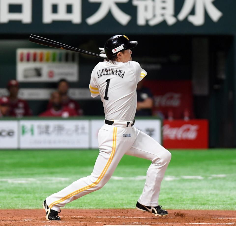 ２回ソフトバンク１死一塁、ソフトバンク・内川聖一は左越えに勝ち越し２ランを放つ＝ヤフオクドーム（撮影・山口登）