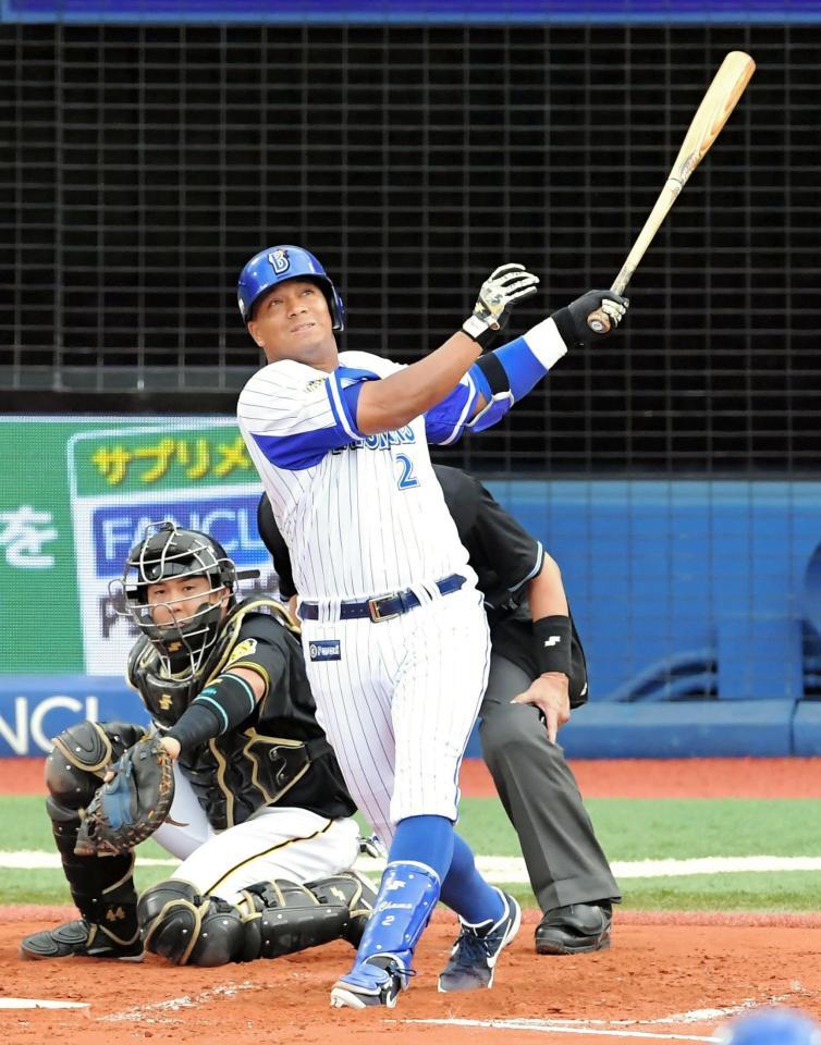 １回ＤｅＮＡ２死二塁、先制２ランを放つＤｅＮＡ　ホセ・ロペス＝横浜スタジアム（撮影・高部洋祐）