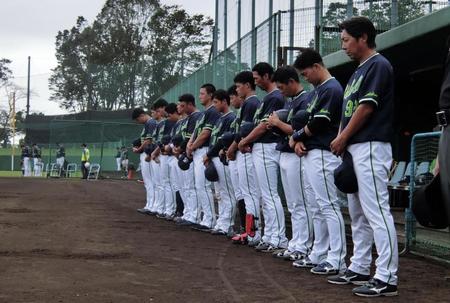 フェニックス・リーグのハンファ戦の試合前に黙とうする高津監督（右端）とヤクルトの選手