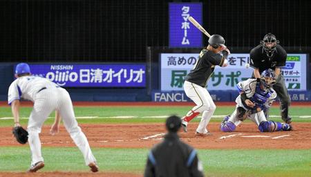 ６回、ＤｅＮＡ・国吉佑樹（左）のワイルドピッチで、阪神が先制する＝横浜スタジアム（撮影・高部洋祐）