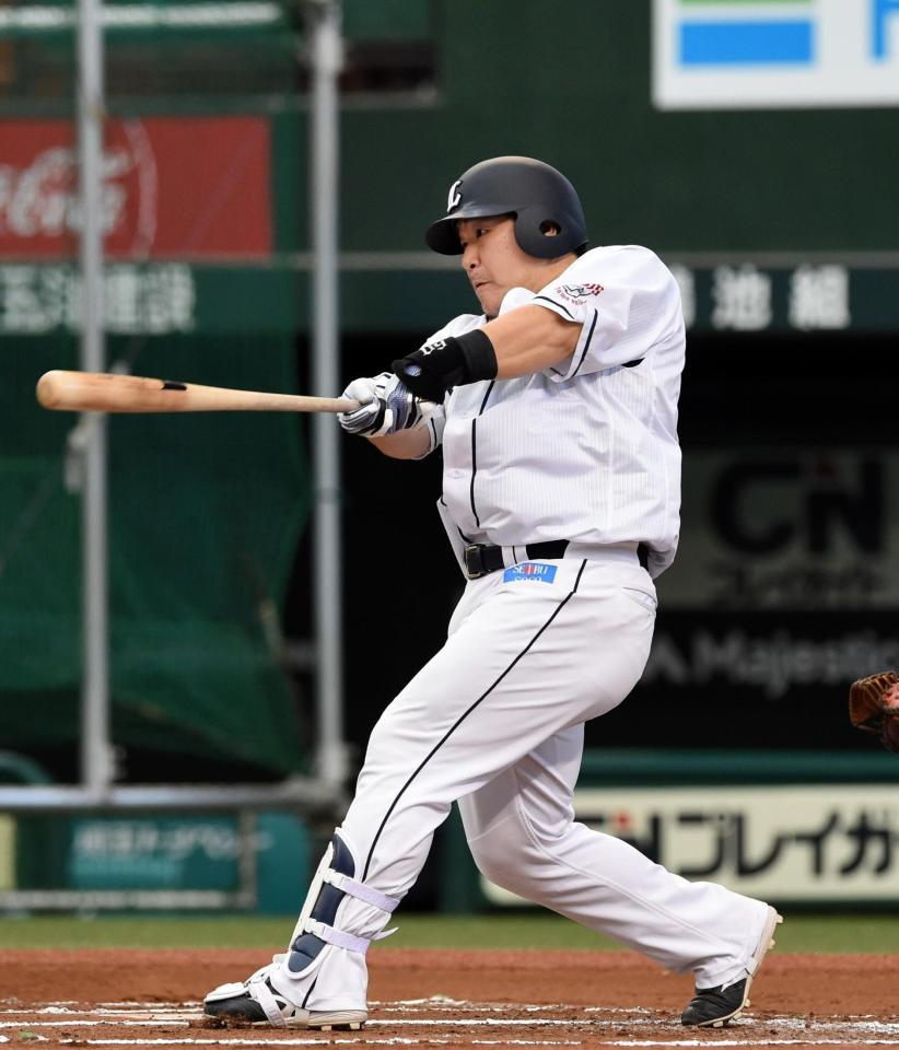 　シート打撃で左中間に本塁打を放つ西武・中村