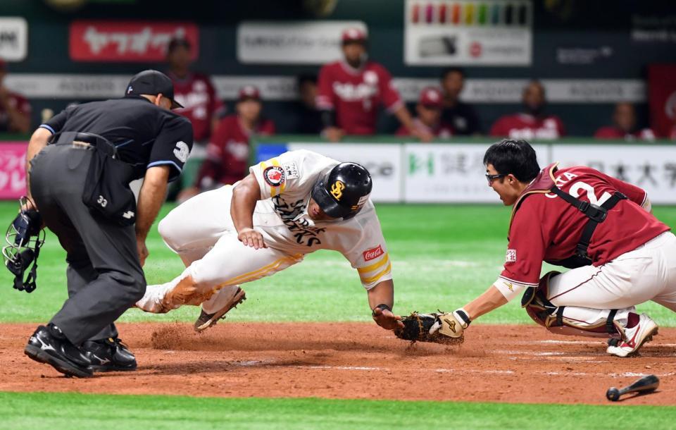 ４回ソフトバンク２死一・二塁、ソフトバンク　アルフレッド・デスパイネはソフトバンク・内川聖一の右前適時打で生還する（捕手　楽天・太田光）＝ヤフオクドーム（撮影・山口登）