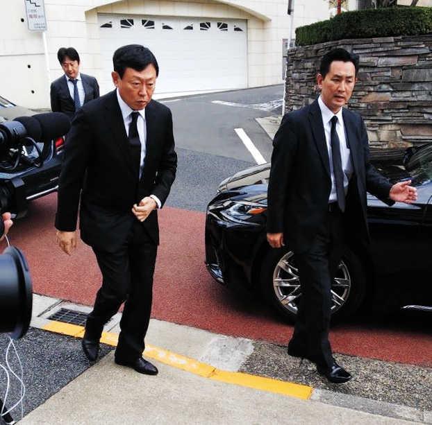 　金田氏の自宅を弔問に訪れたロッテ・重光昭夫前オーナー代行（左）