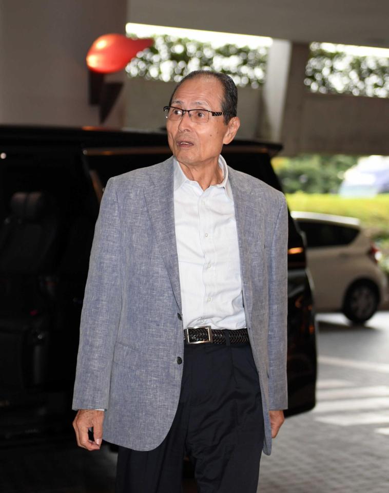 　球場入りする王球団会長