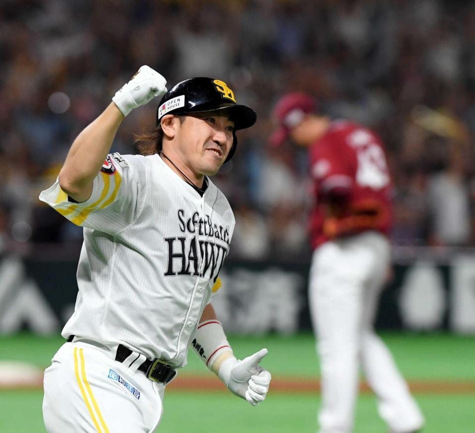 　７回、内川は勝ち越しソロを放ちガッツポーズ