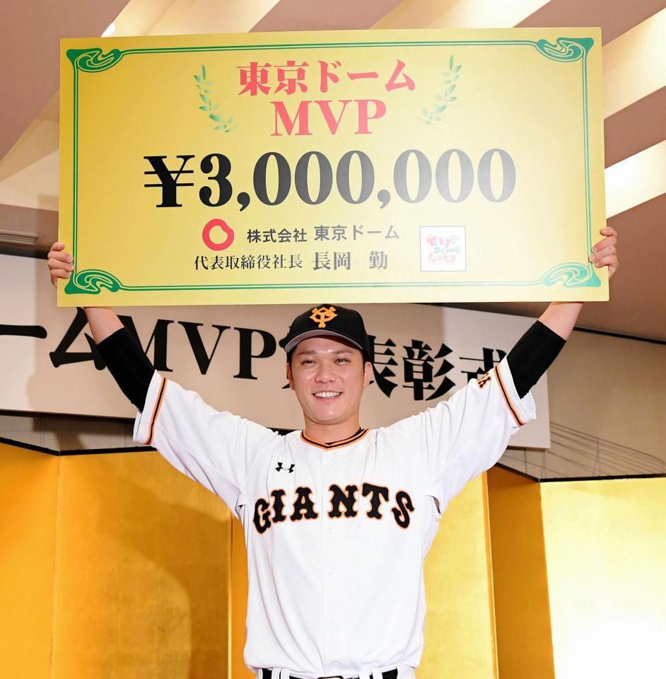 　「東京ドームＭＶＰ賞」に選ばれた坂本勇（撮影・中田匡峻）