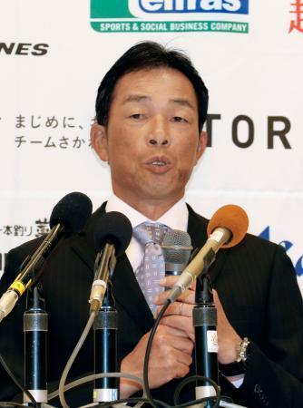 　監督就任の記者会見で意気込みを語る四国アイランドリーグｐｌｕｓ高知の吉田豊彦新監督＝９日、高知市