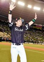 　試合後、スタンドの祝福に応えるソフトバンク・松田宣浩