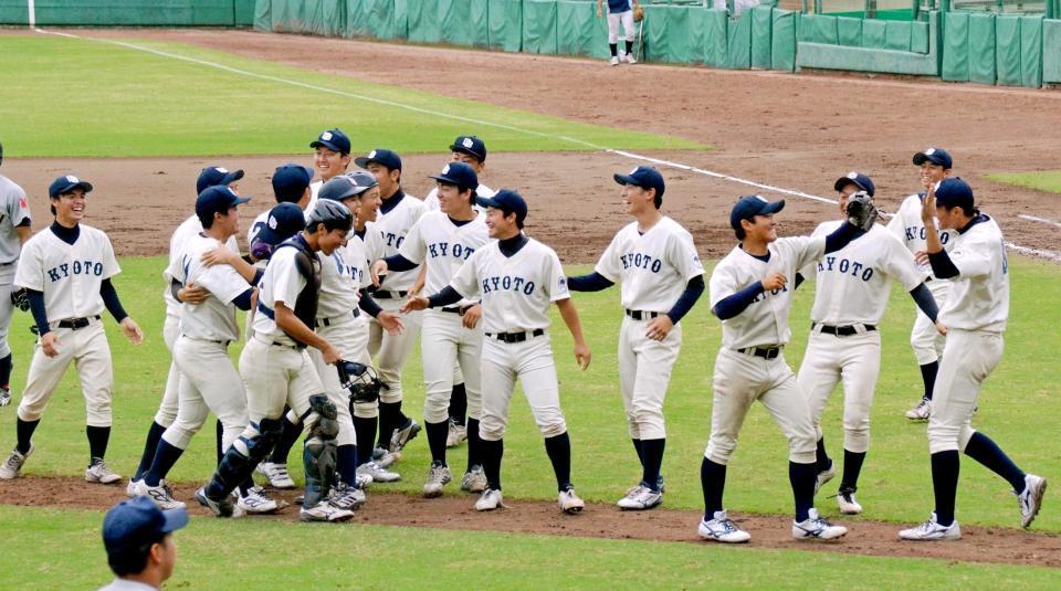 　１０季ぶりの勝ち点を挙げて喜ぶ京大ナイン