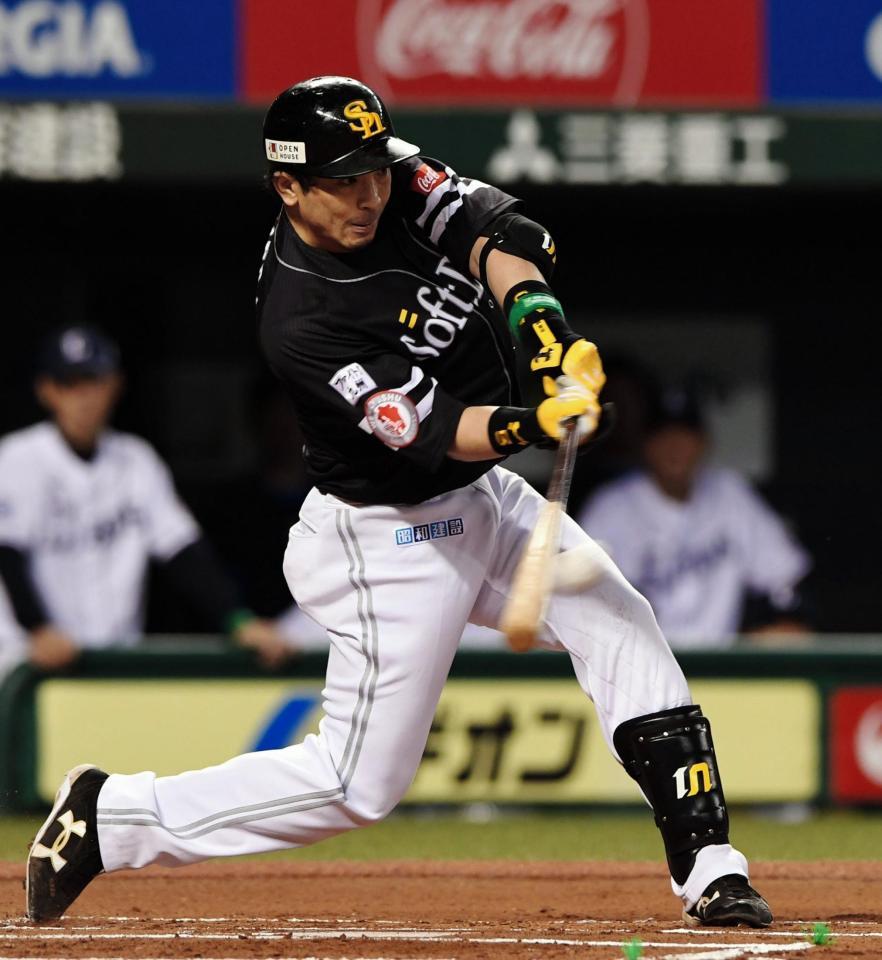 　１回、先制の右越え２点適時二塁打を放つ松田宣浩