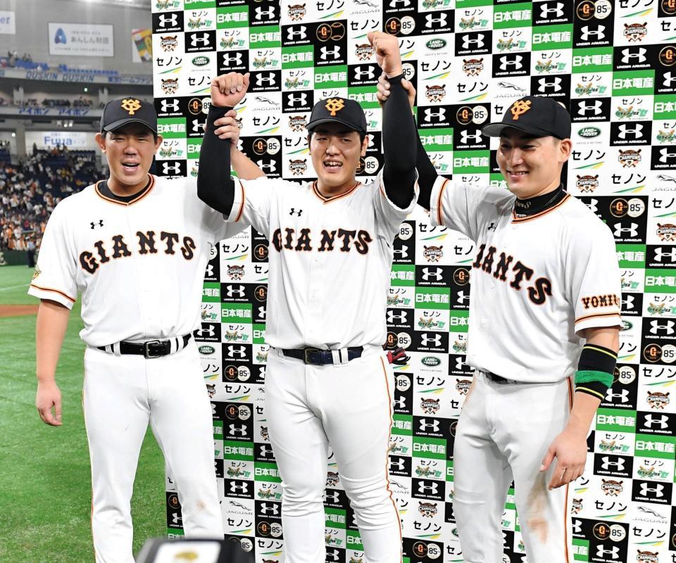 　お立ち台で笑顔を見せる（左から）巨人・山口俊、岡本和真、丸佳浩