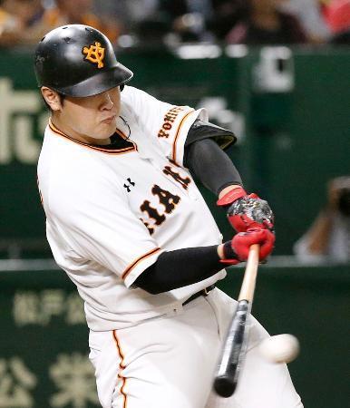 　５回巨人２死二塁、岡本が右前に適時打を放つ＝東京ドーム