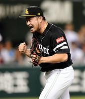 ９回西武２死一塁、山川穂高を遊ゴロに打ち取りガッツポーズを決めソフトバンク・森唯斗＝メットライフドーム（撮影・開出牧）