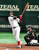 ４回巨人１死、中越えソロを放つ巨人・陽岱鋼＝東京ドーム（撮影・西岡正）