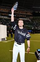 日本シリーズ進出に王手をかけスタンドの声援に応えるソフトバンク・千賀滉大＝メットライフドーム（撮影・開出牧）