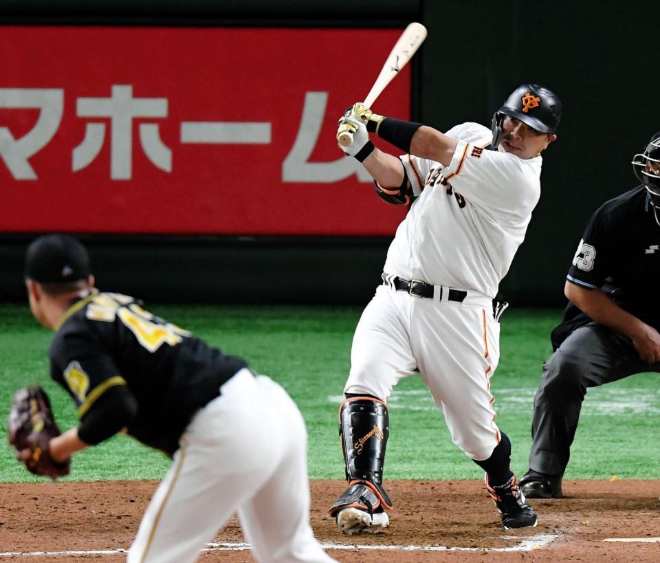 　８回、巨人・アレックス・ゲレーロの代打で出場した巨人・阿部慎之助は阪神・守屋功輝（左）から右前打を放つ＝東京ドーム