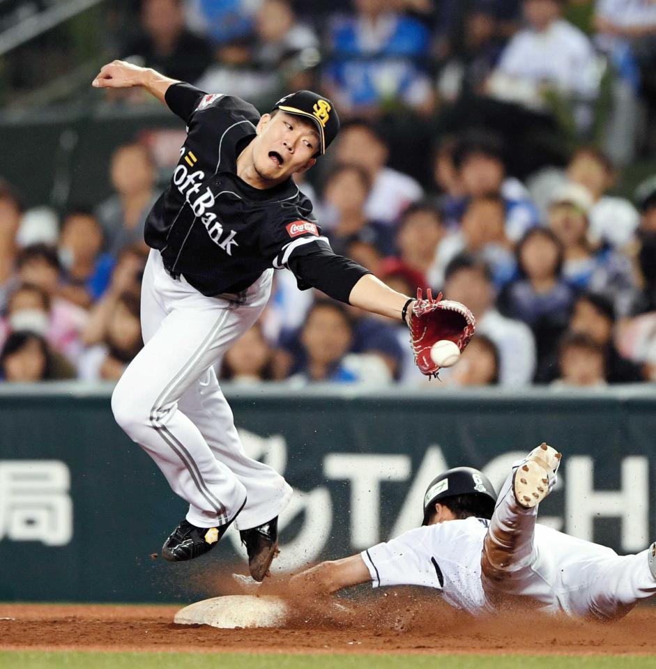 　８回、源田（右下）の内野安打で一塁ベースカバーに入り懸命にグラブを出す千賀