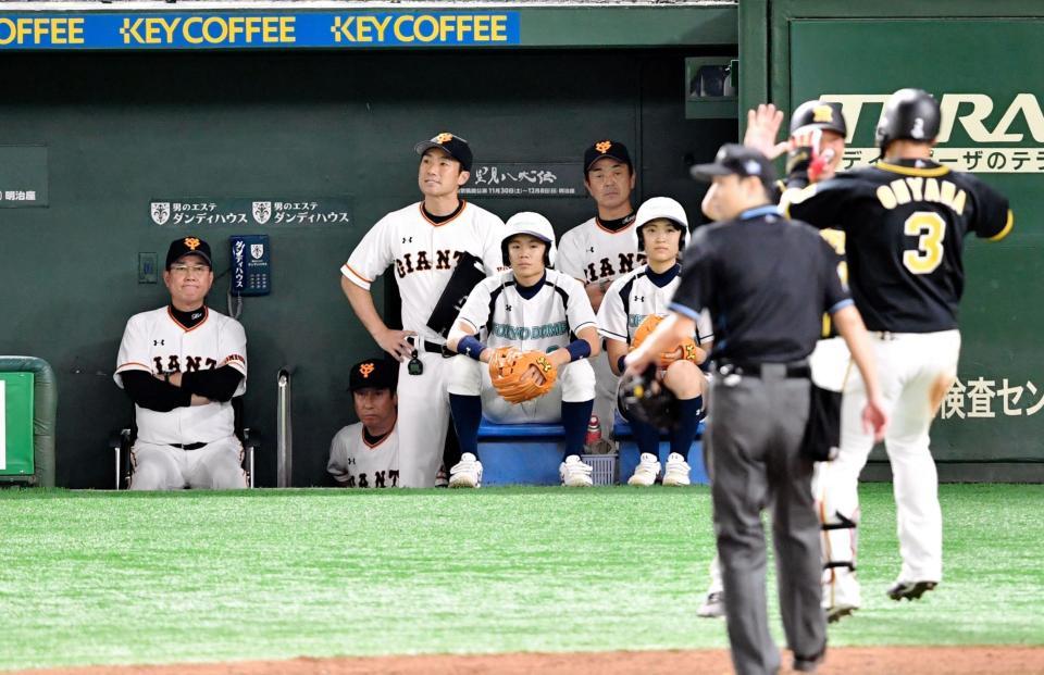 ９回、決勝ソロを放った大山（３）をじっと見つめる原監督（左端）＝撮影・西岡正