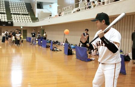 　西日本豪雨の復興イベントで開かれた野球教室で、子どもたちにノックをする高橋由伸氏