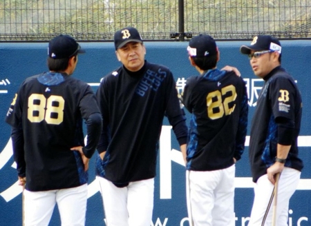 （左から）小松投手コーチ、高山ヘッド兼投手総合コーチ、鈴木バッテリーコーチ、平井投手コーチ