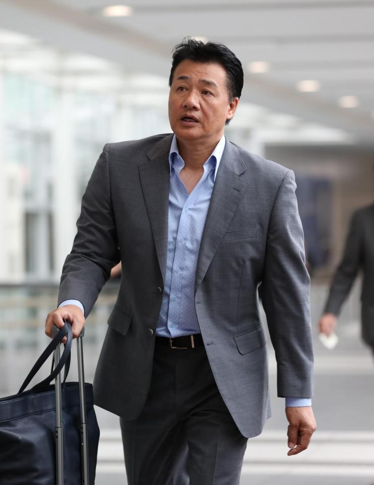 　フェニックス・リーグの視察を終え、中部国際空港に到着した与田監督＝愛知県常滑市