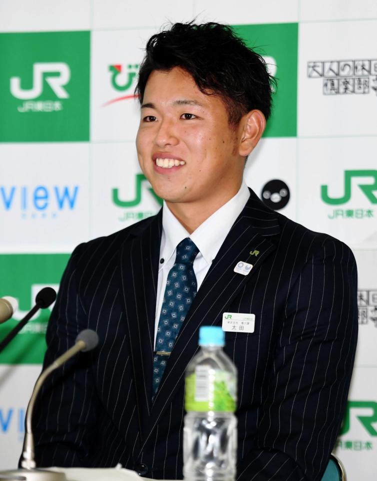 巨人２位指名され笑顔を見せるＪＲ東日本・太田龍投手＝ＪＲ東日本東京支社（撮影・開出牧）