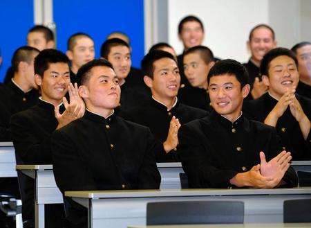 　巨人から指名を受けた星稜・山瀬慎之介（手前左）はヤクルト１位の星稜・奥川恭伸（同右）ら野球部員から祝福を受ける