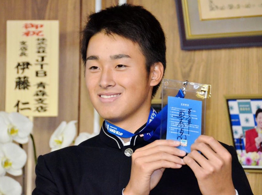 　原監督のサイン入りカードを手に笑みを浮かべる堀田