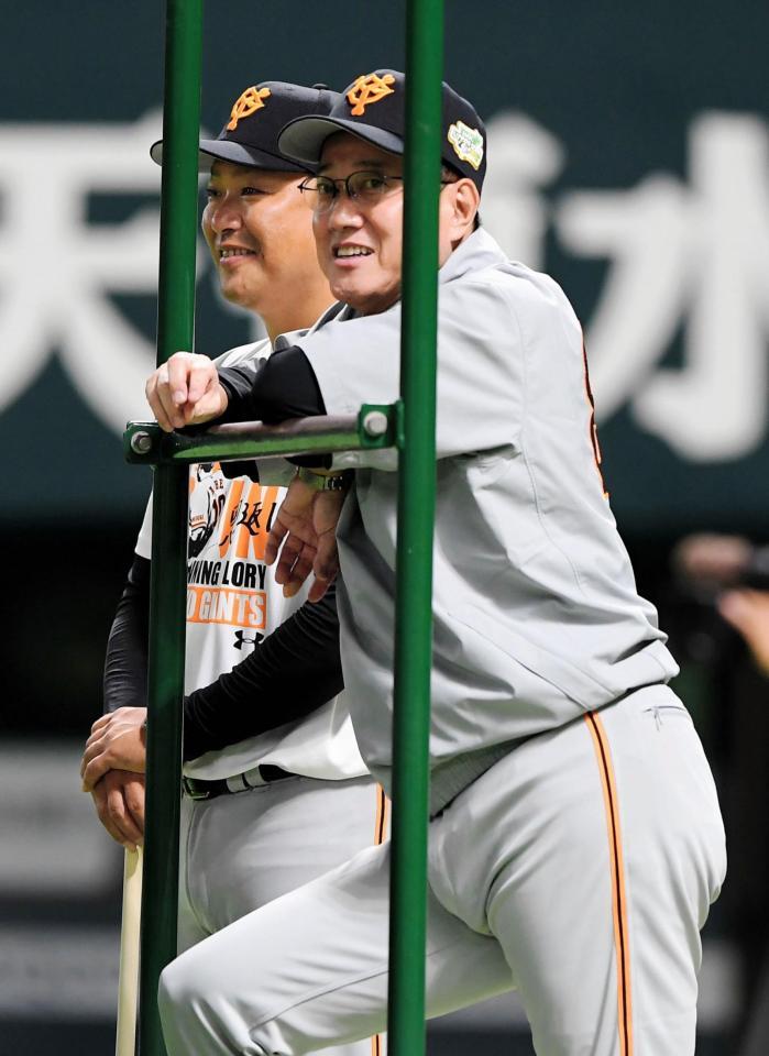 　村田コーチ（左）と練習を見守る原監督（撮影・中田匡峻）