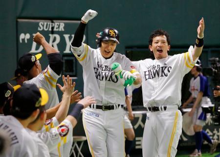　８回、本塁打を放ち松田宣（右）らナインと喜ぶソフトバンク・柳田＝ヤフオクドーム